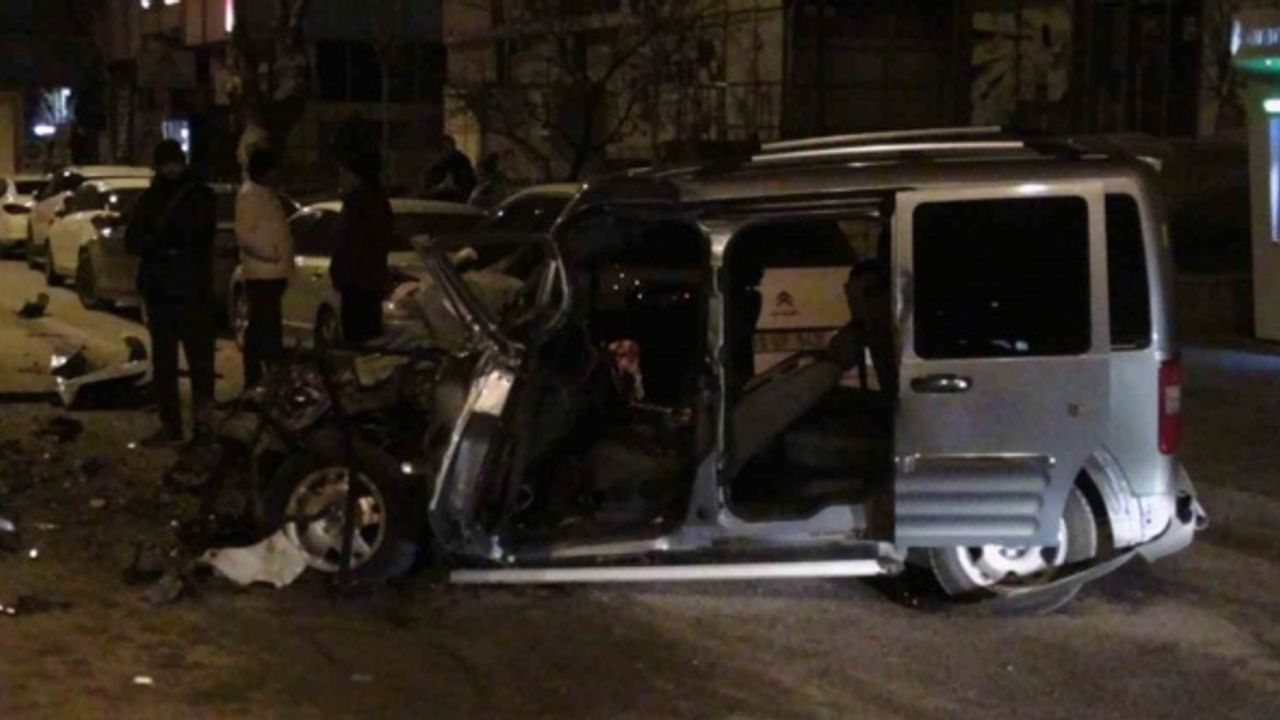 Ağır yaralı sürücü hastaneye sevk edilirken arabasını sayıkladı