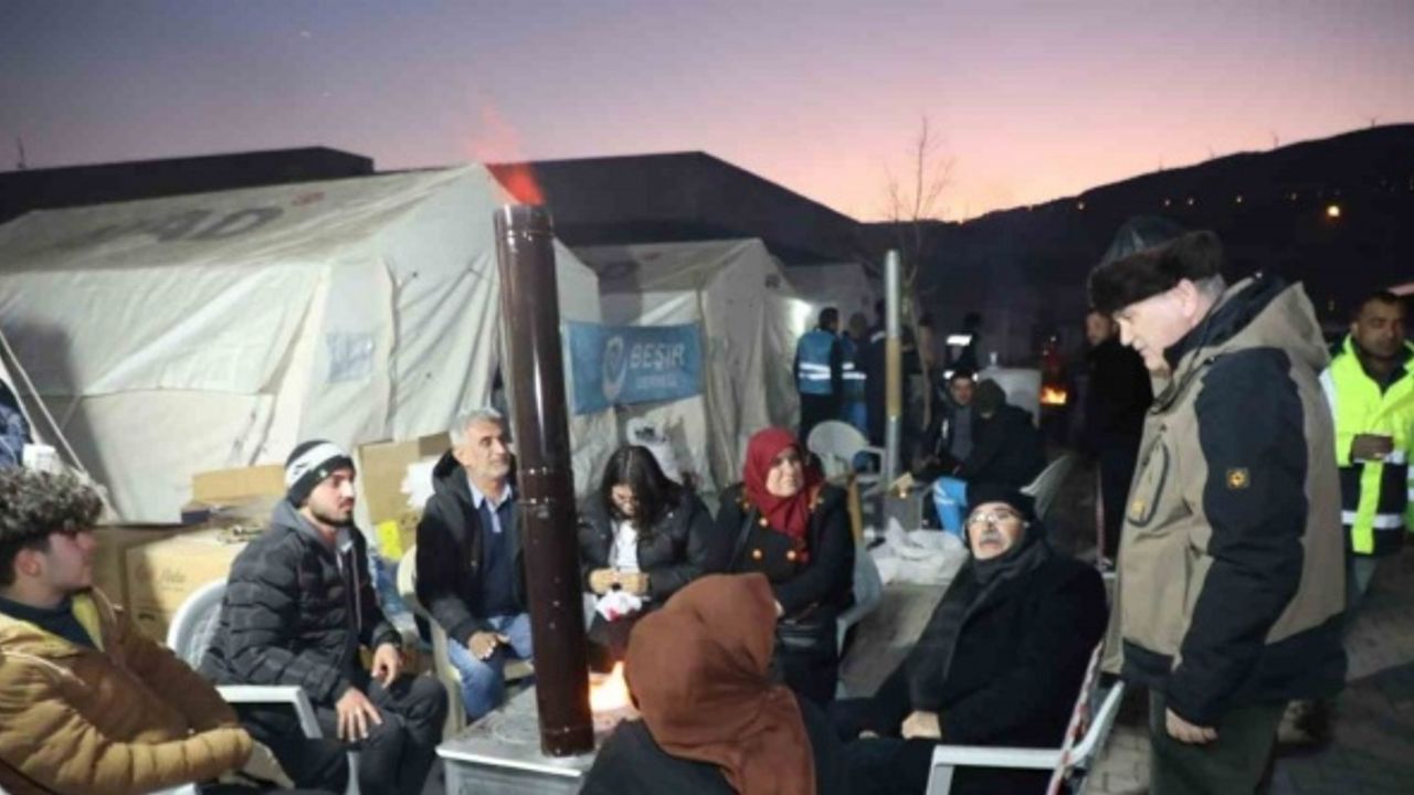 Başkan Özlü depremzedelerle buluştu geçmiş olsun dileklerini iletti