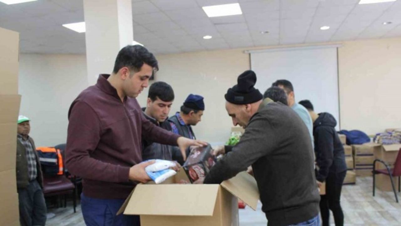 Beylikova Kaymakamı Atak, ilçede toplanan yardımları depremzedelere bizzat teslim etti