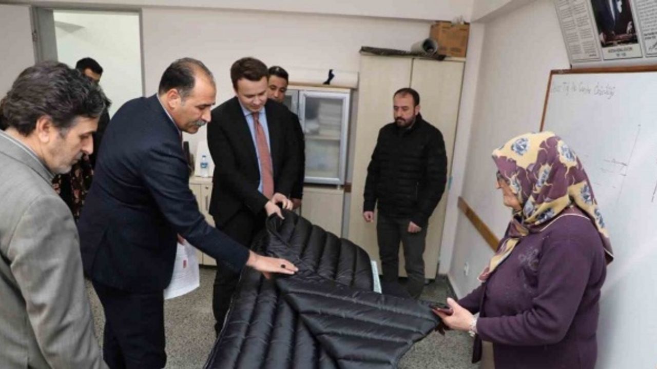 Erzincan Halk Eğitim Merkezi depremzedeler için uyku tulumu dikiyor