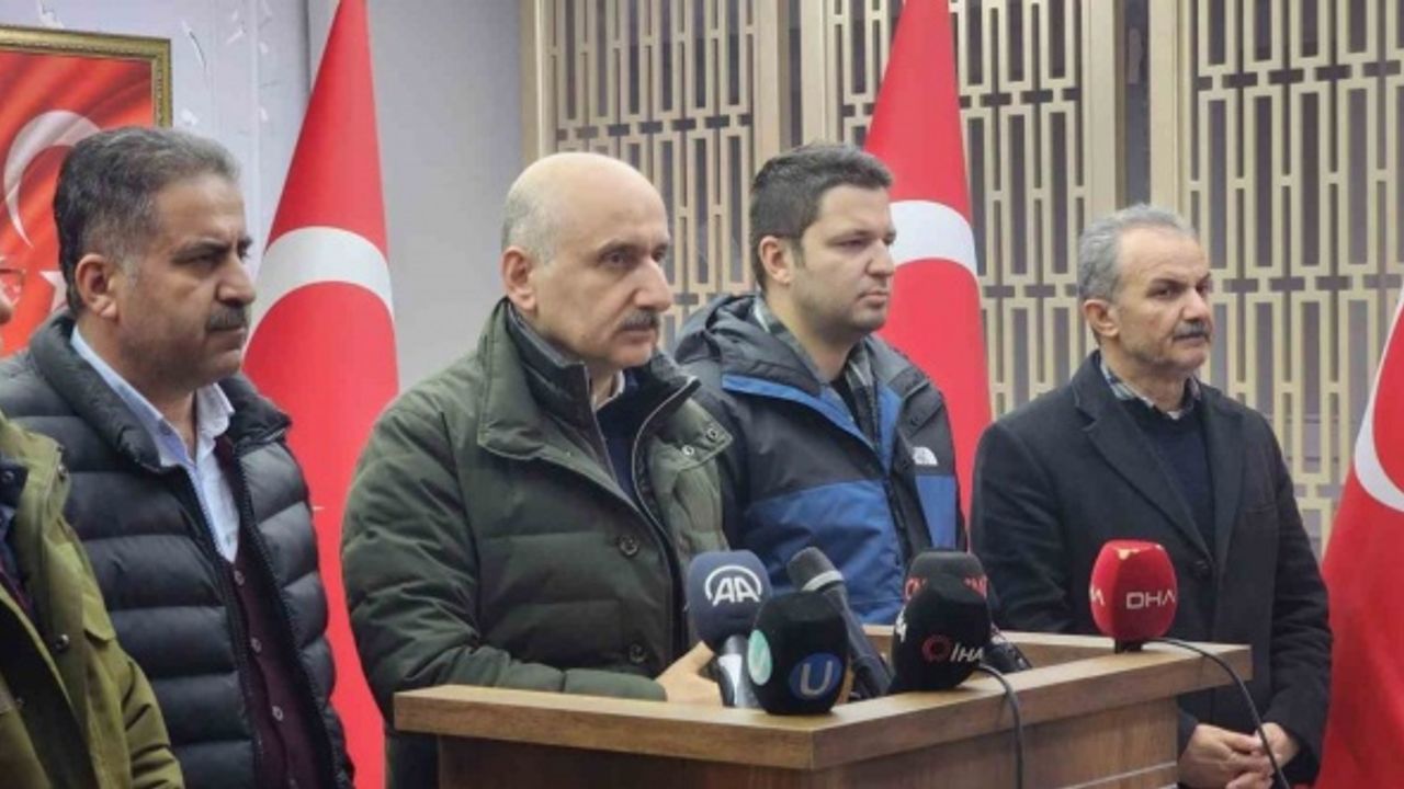 Ulaştırma ve Altyapı Bakanı Karaismailoğlu: “Adıyaman’da 896 tane vatandaşımızı kaybettik, 400 tane yaralımız var”