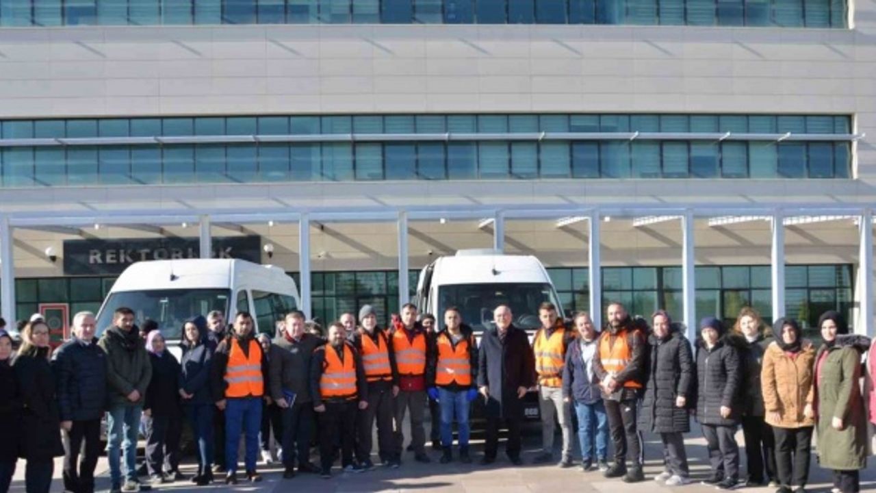 Uşak Üniversitesi öğrenci ve personeli deprem bölgesine yola çıktı