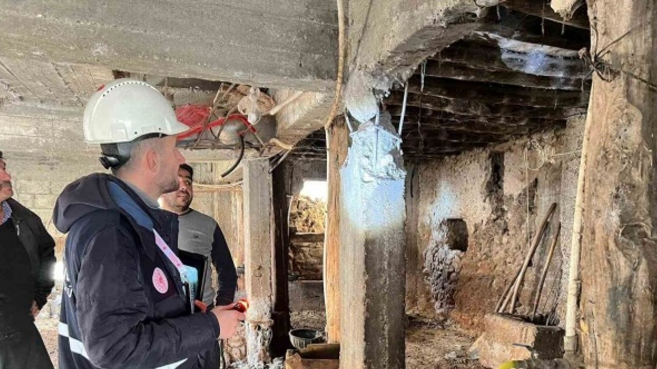 Uzmanlar deprem alanında hasar tespit çalışmalarını sürdürüyor