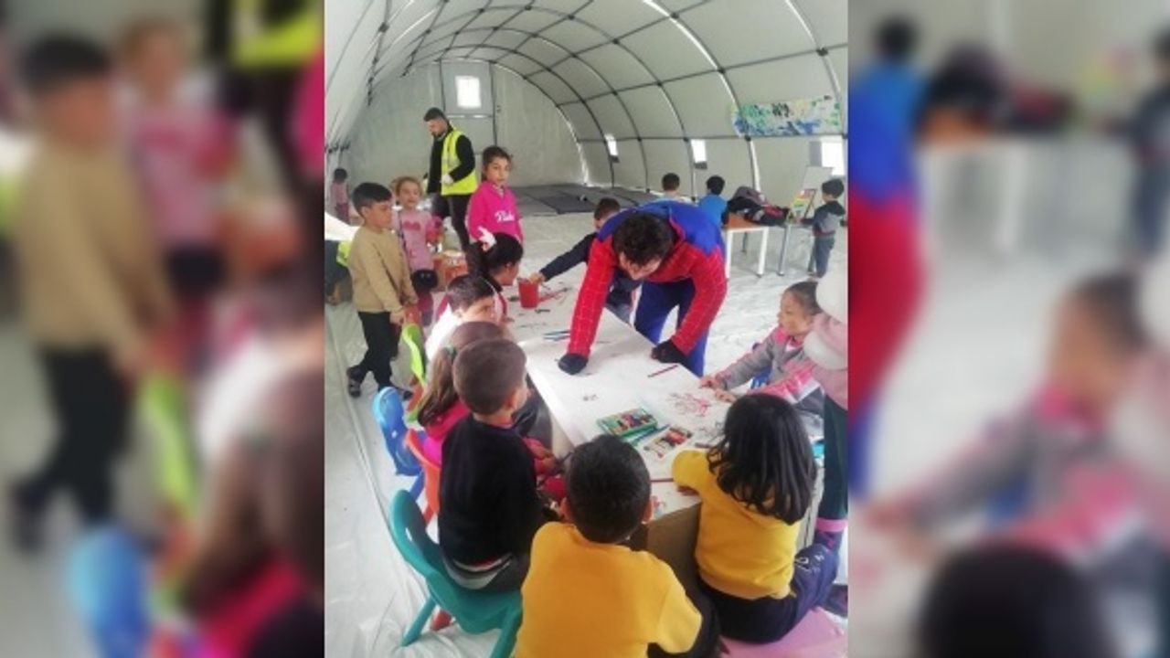 Deprem bölgesinde ’Örümcek Adam’ karakteri ile çocukların gönlüne dokundu
