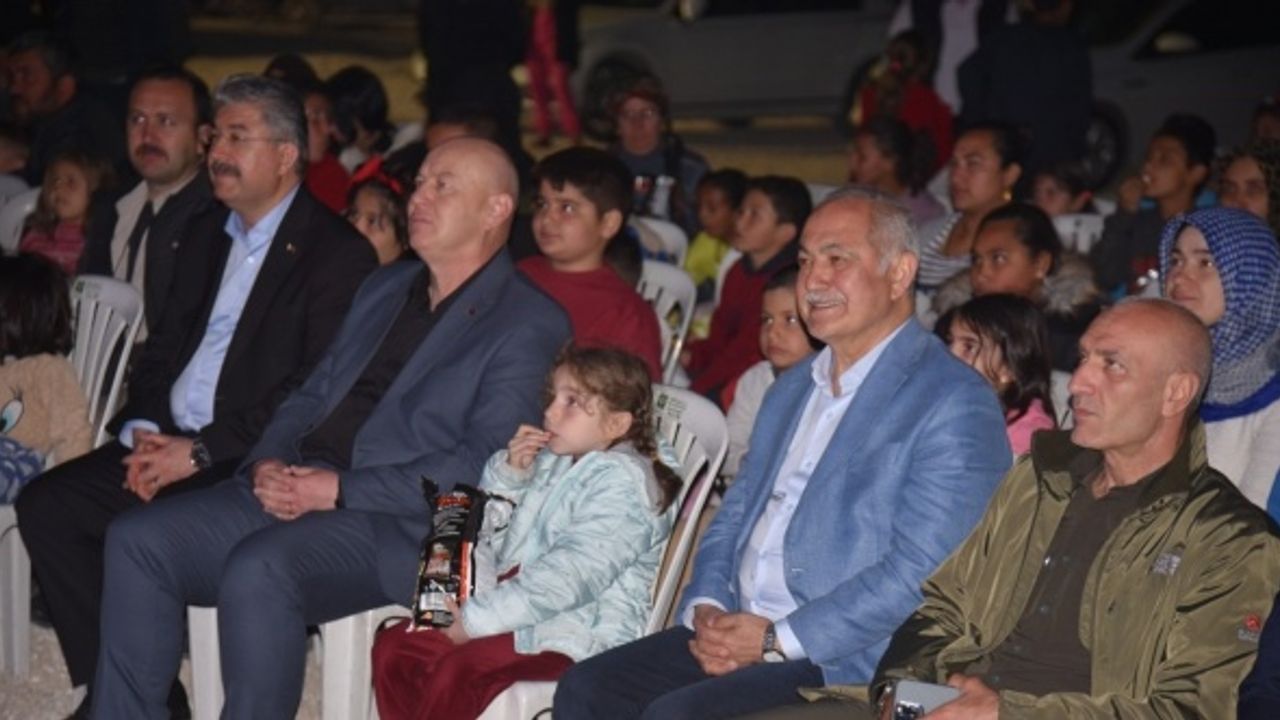 Depremzede çocuklar ve il protokolü Tosun Paşa’ filmiyle moral buldu