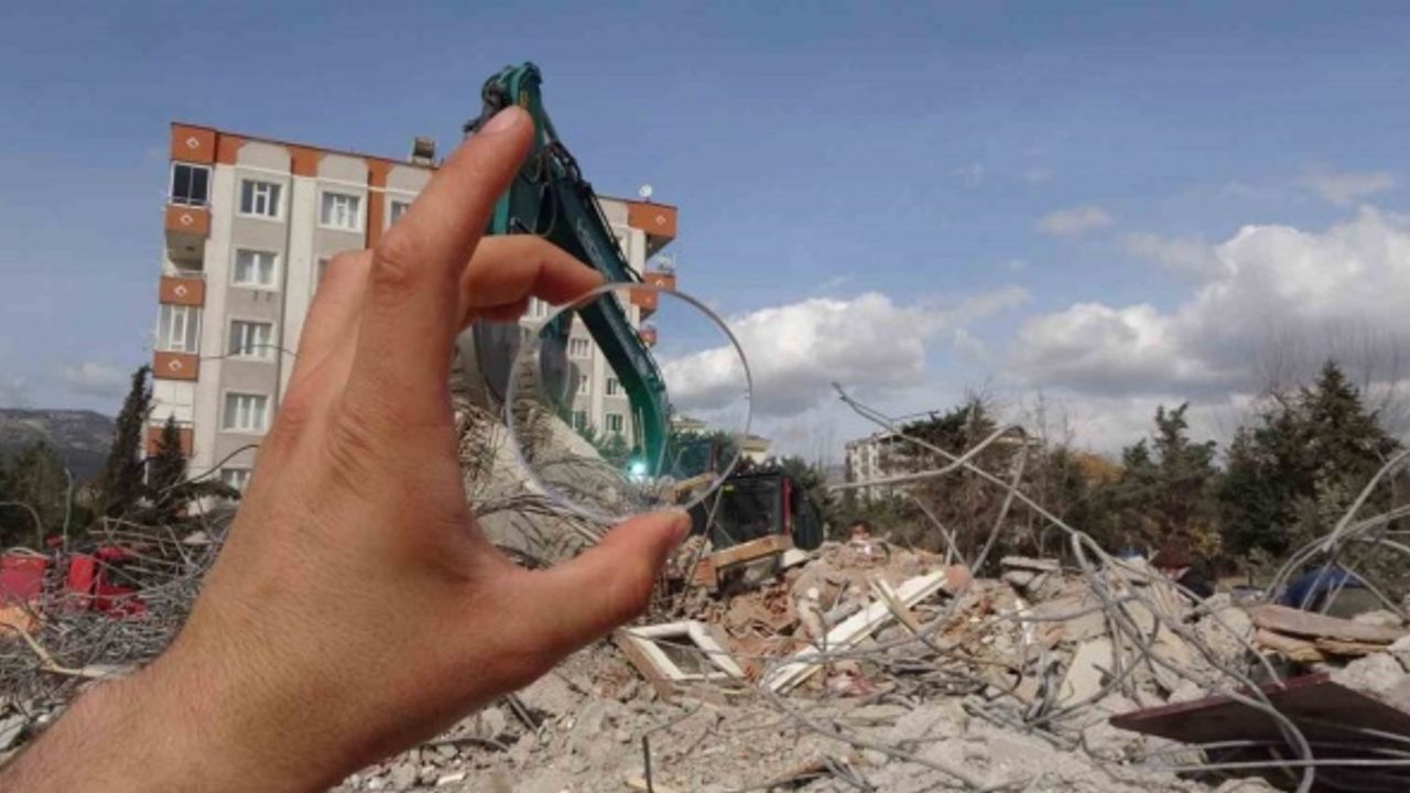 Enkaz altında sağlam kalan camları tek tek topladı
