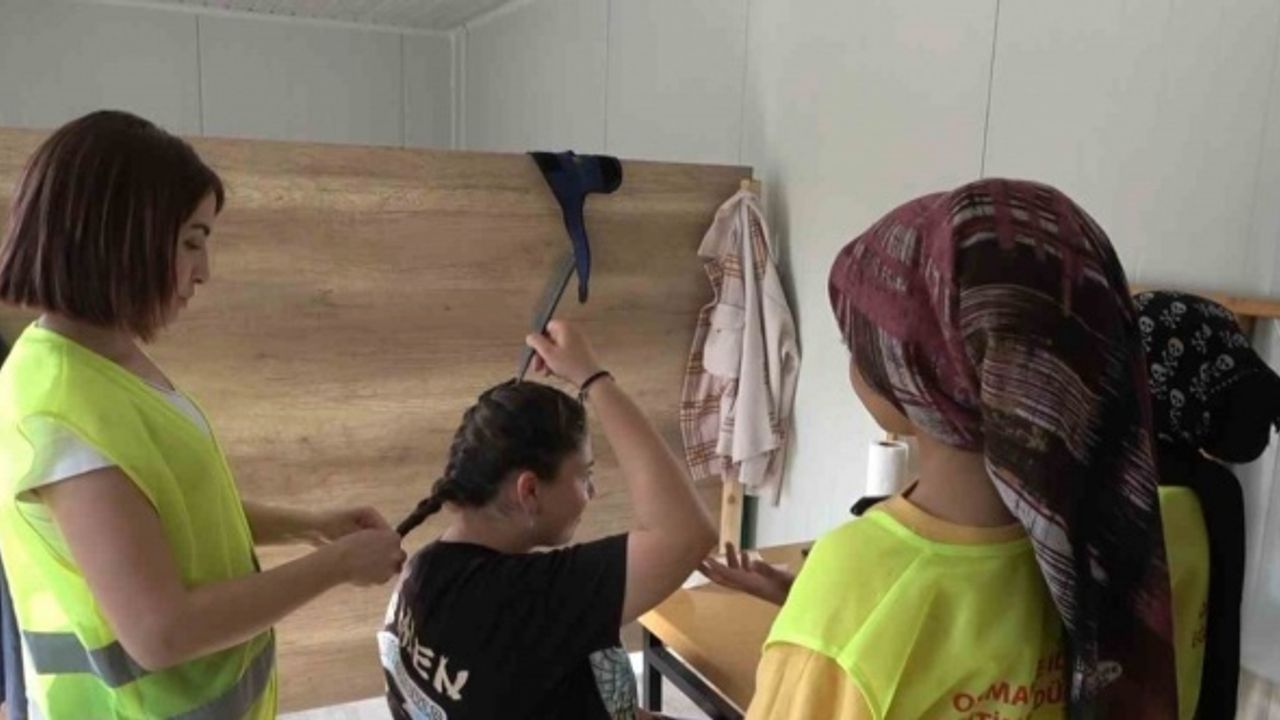 Halk Eğitim Merkezinden depremzedelere kuaförlük hizmeti