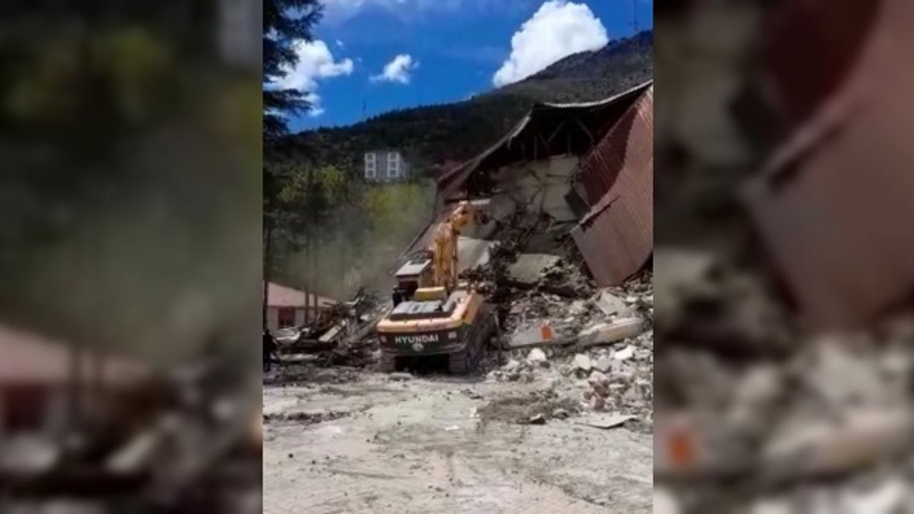 Depremde hasar gören kaymakamlık binası kontrollü olarak yıkıldı