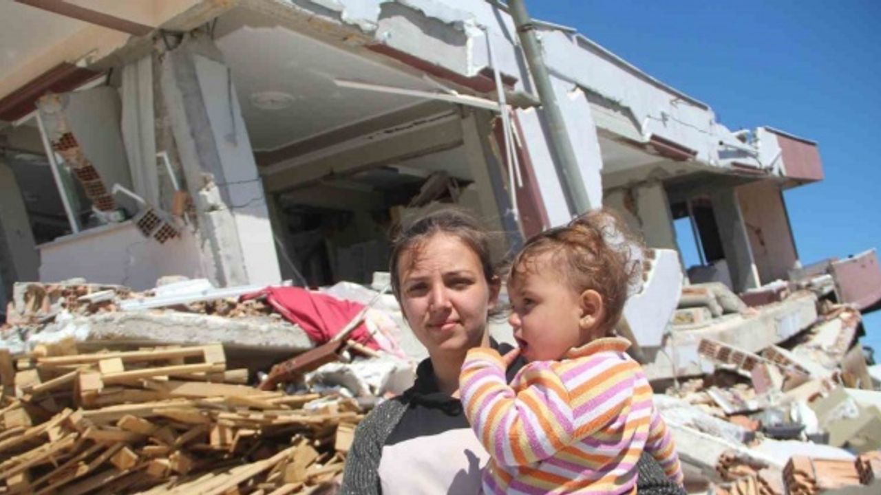 Hatay’da 3 katlı binanın depremde yıkılmasını paletler önledi