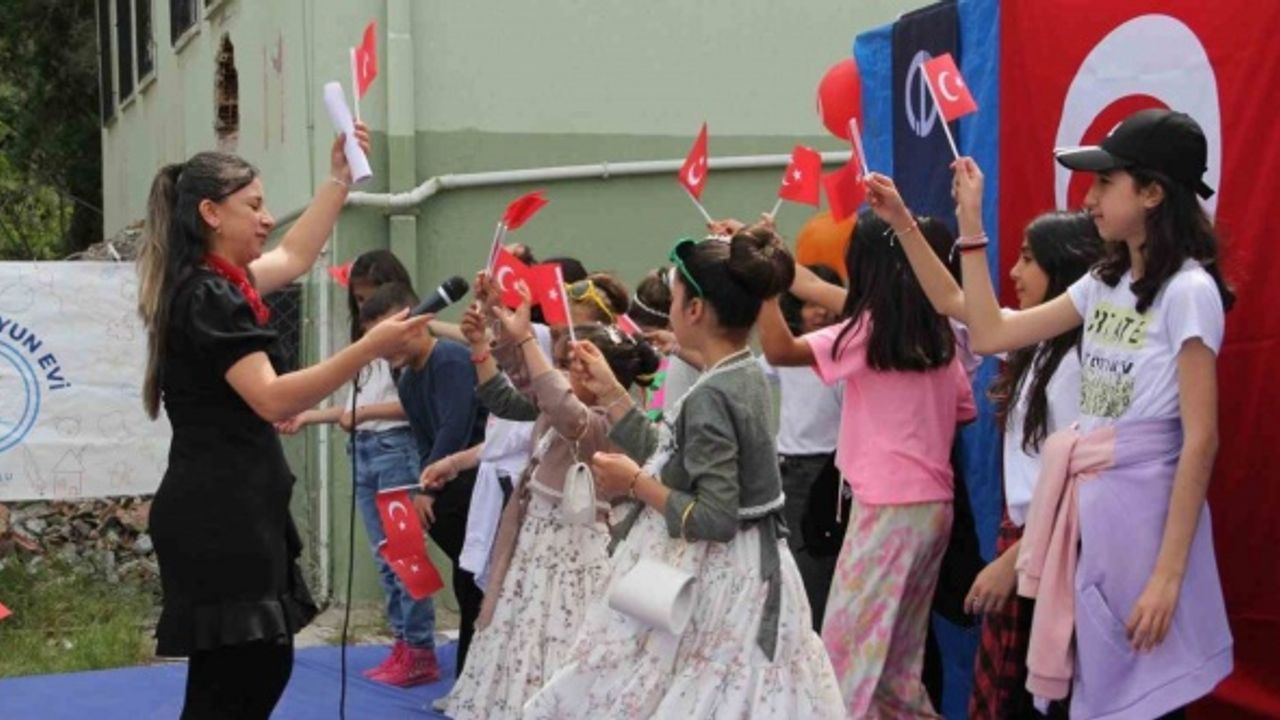 Hataylı öğretmen adayı onlarca kaybını çocuklara sarılarak unutuyor