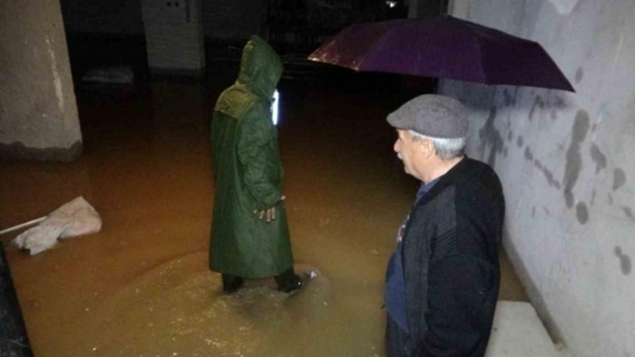 Mersin’i dolu ve sağanak yağış vurdu, yakınlarına yıldırım düşen vatandaşın panik anları kameralara yansıdı