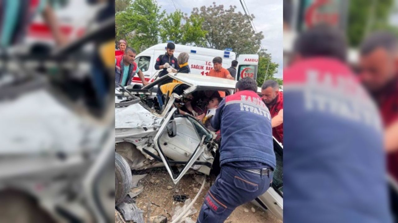 Servis minibüsü ile otomobil çarpıştı: 1 ağır yaralı