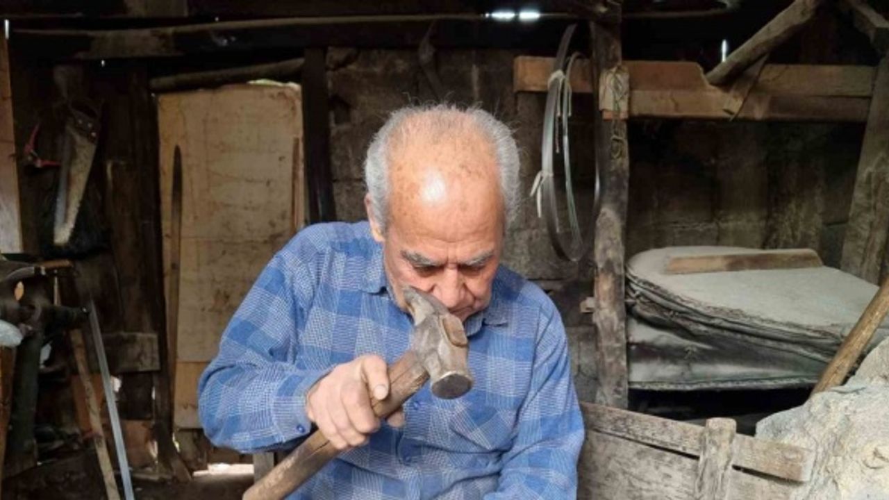 Son ustalardan Fevzi amcanın elinde koç boynuzu ve yay sanata dönüşüyor