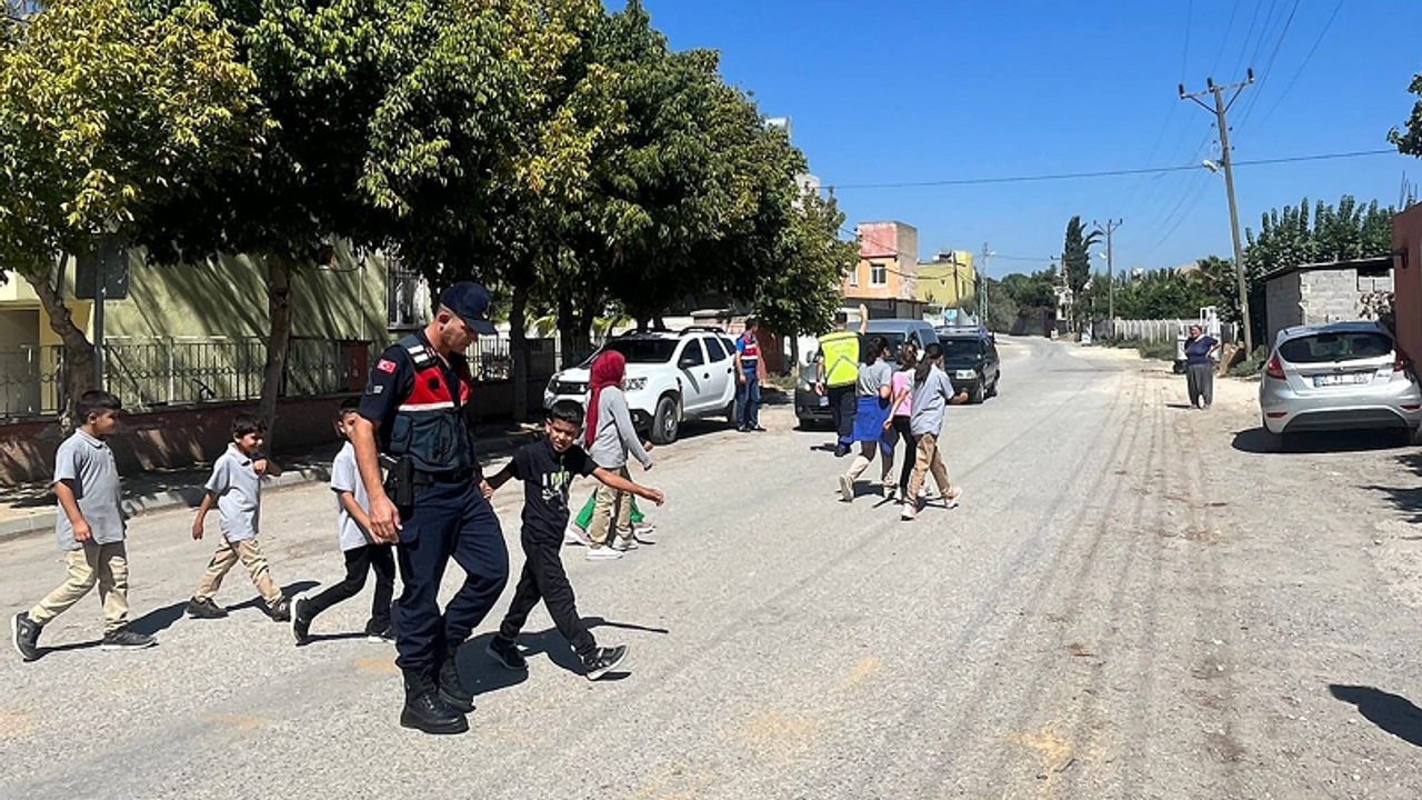 Mersin Jandarma'dan okul önlerinde asayiş önlemi