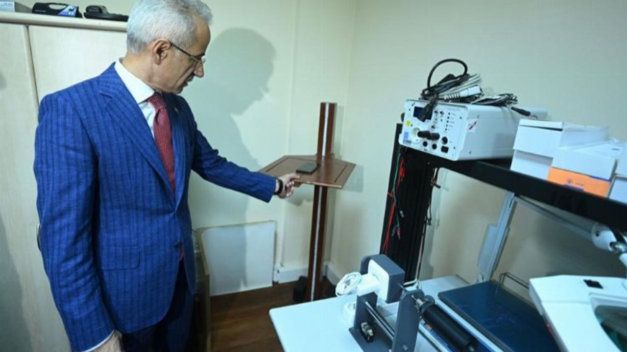 Bakan Uraloğlu'ndan Cep Telefonu Test Merkezi'ne inceleme