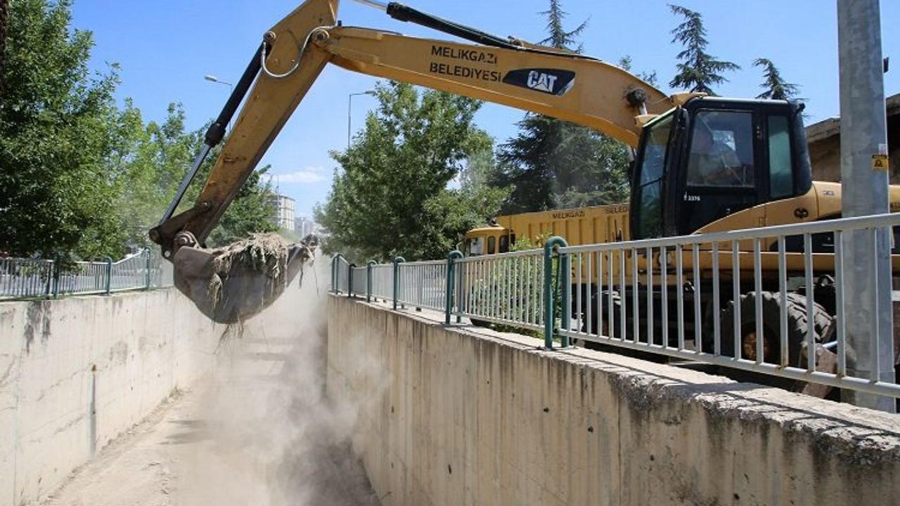 Kayseri Melikgazi'de kanallara temizlik