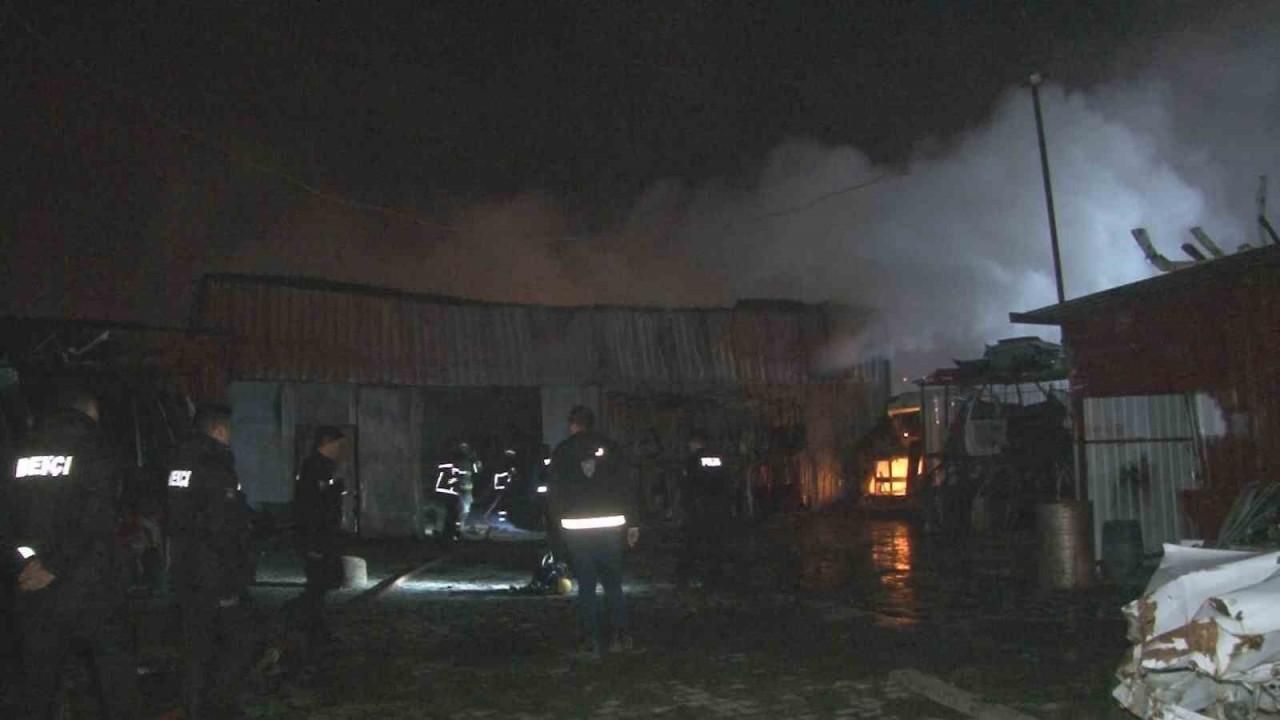 Sanayi sitesinde korkutan yangın: Oto yedek parça satışı yapılan iş yeri alevlere teslim oldu