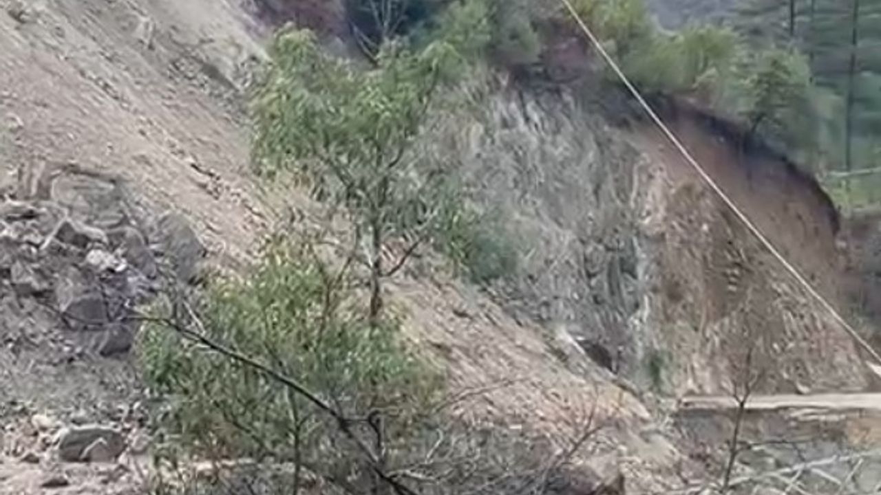 Feke'de heyelan nedeniyle mahalle yolu ulaşıma kapandı - Haberler Mersin