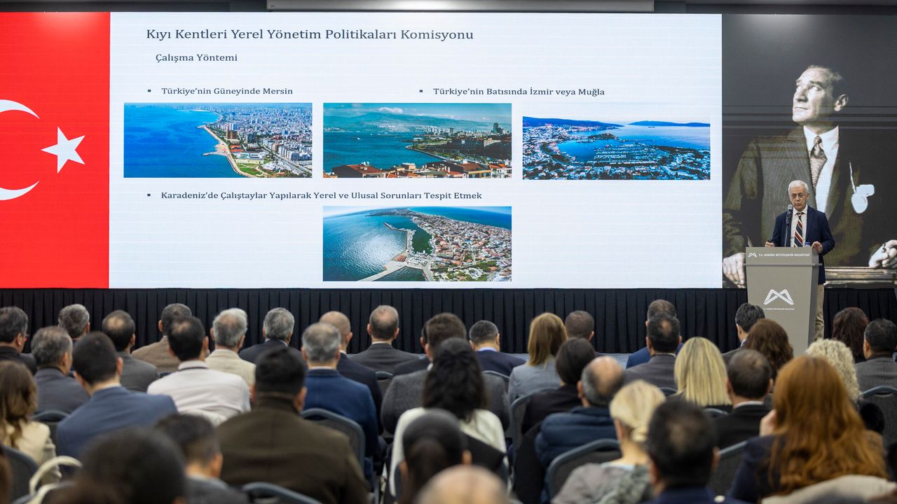 Başkan Seçer, 'Kıyı Kentleri Yerel Yönetim Politikaları Mersin Çalıştayı'na katıldı