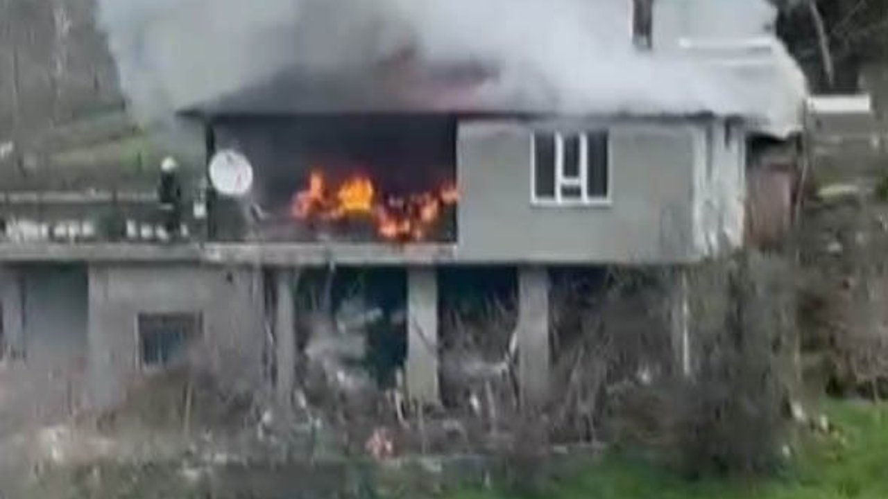 Elektrik kontağından çıkan yangın çıkanda ev kullanılamaz hale geldi