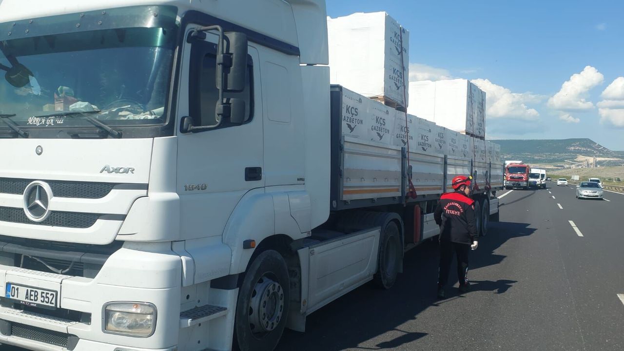 Arızayı gidermek isteyen sürücü ve yanındakilere TIR çarptı: 1 ölü, 2 yaralı
