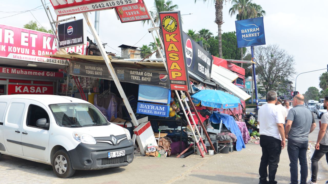 Adana'da kamyon markete daldı
