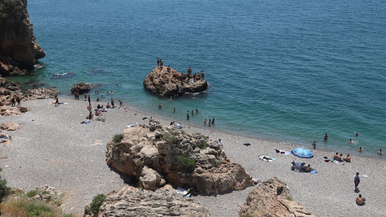 Antalya'da sıcak hava bunalttı, sahiller doldu taştı