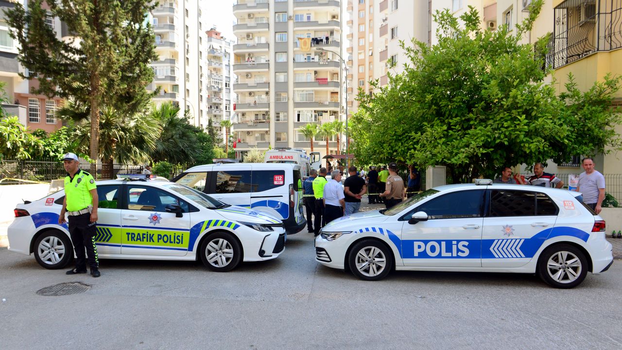 Çöp kamyonunun altında kalan yaya öldü