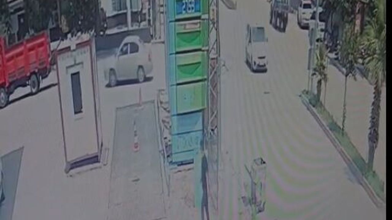 El freni çekilmeyen otomobil traktöre çarptı