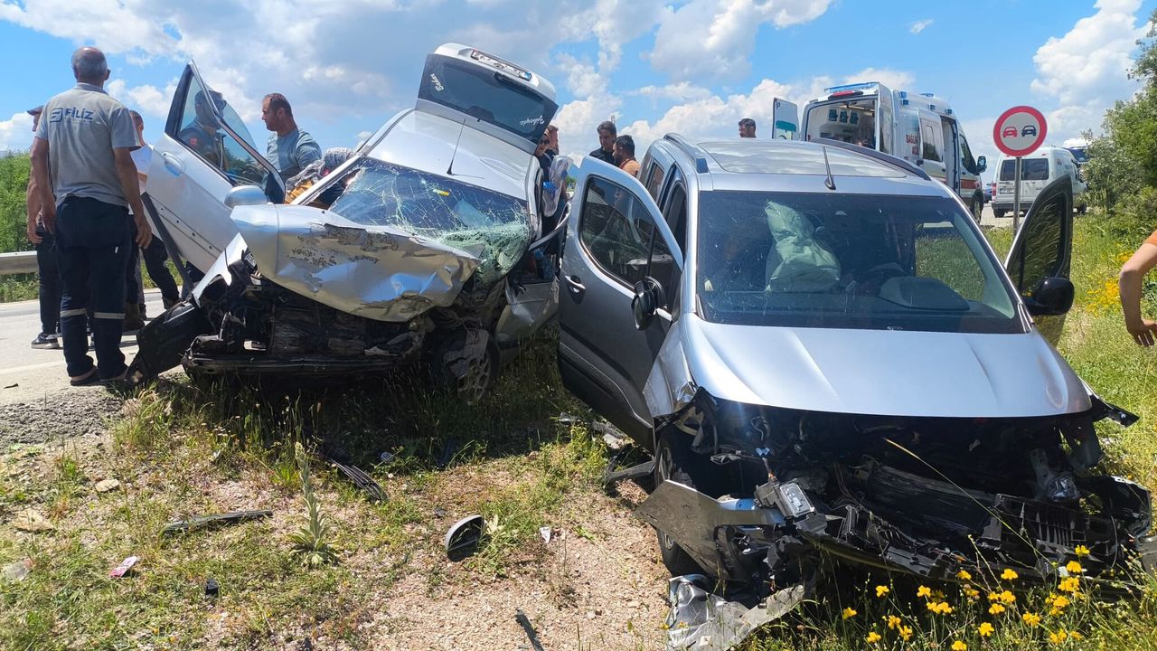Isparta'daki kazada annenin ardından baba ile kızları da kur