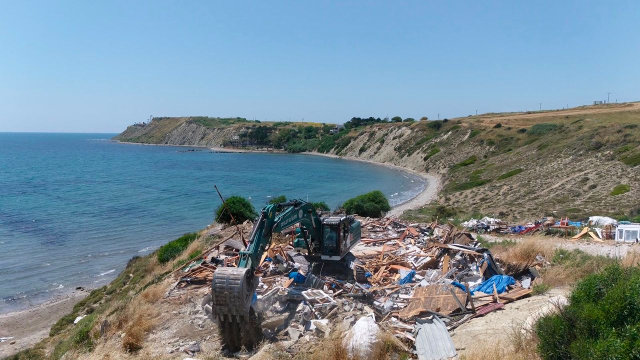 Karataş sahilindeki kaçak yapılan yıkılıyor