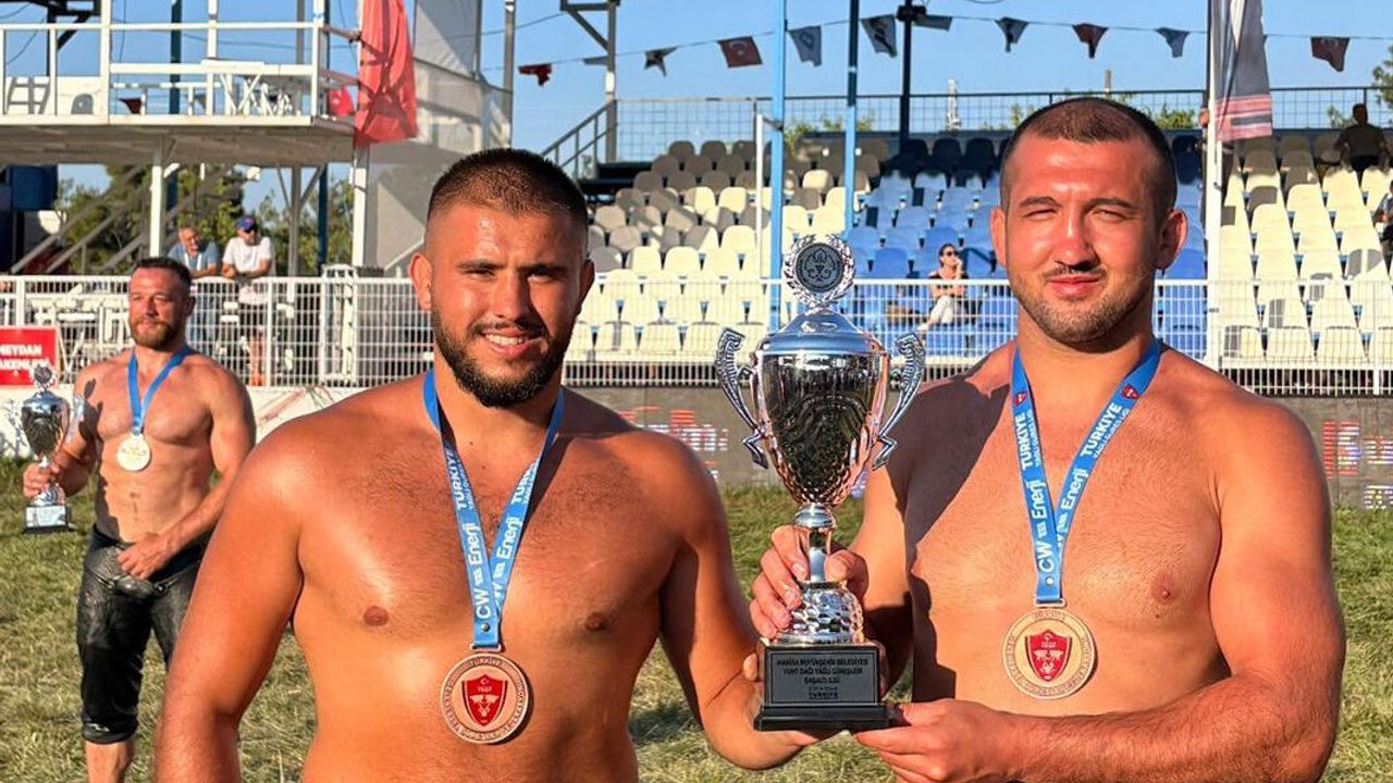 Kemer Belediyesi güreşçileri kürsüye çıktı