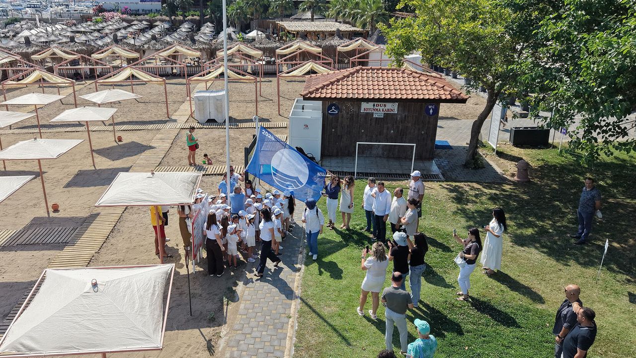 Kemer Belediyesi Halk Plajı'na mavi bayrak
