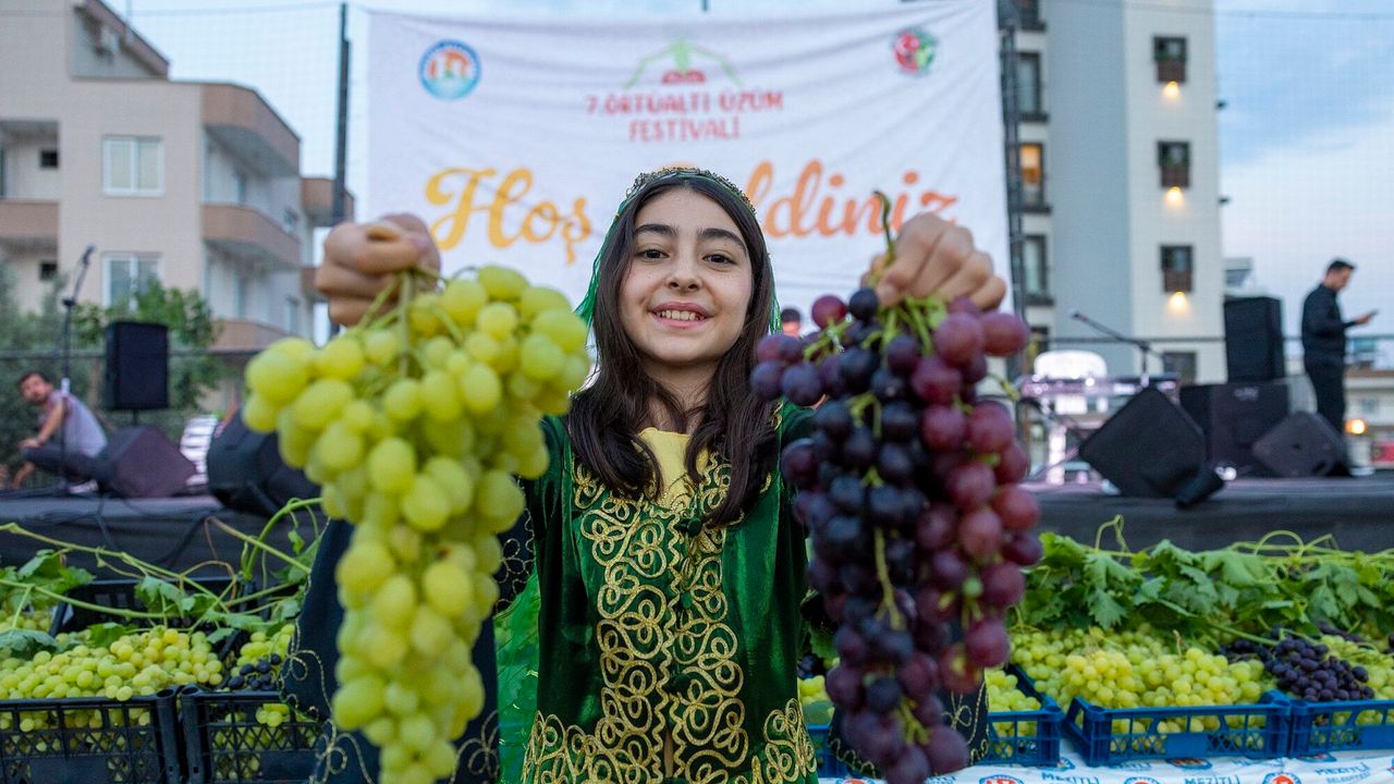 Mezitli'de Örtüaltı Üzüm Festivali coşkuyla kutlan