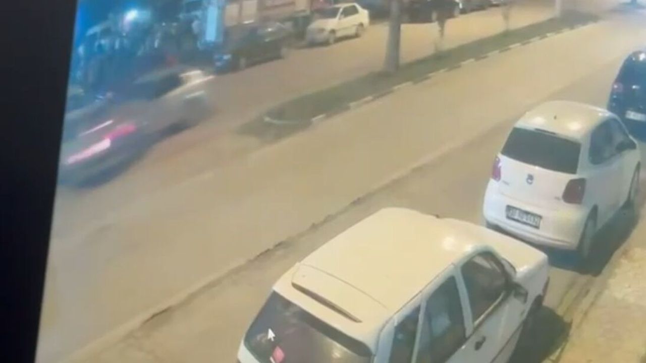 Otomobillerin çarpıştığı kaza kamerada