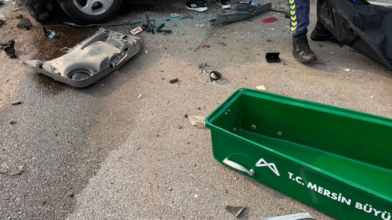 Otoyolda hafif ticari araç, TIR ile çarpıştı: 1 ölü, 4 yaral