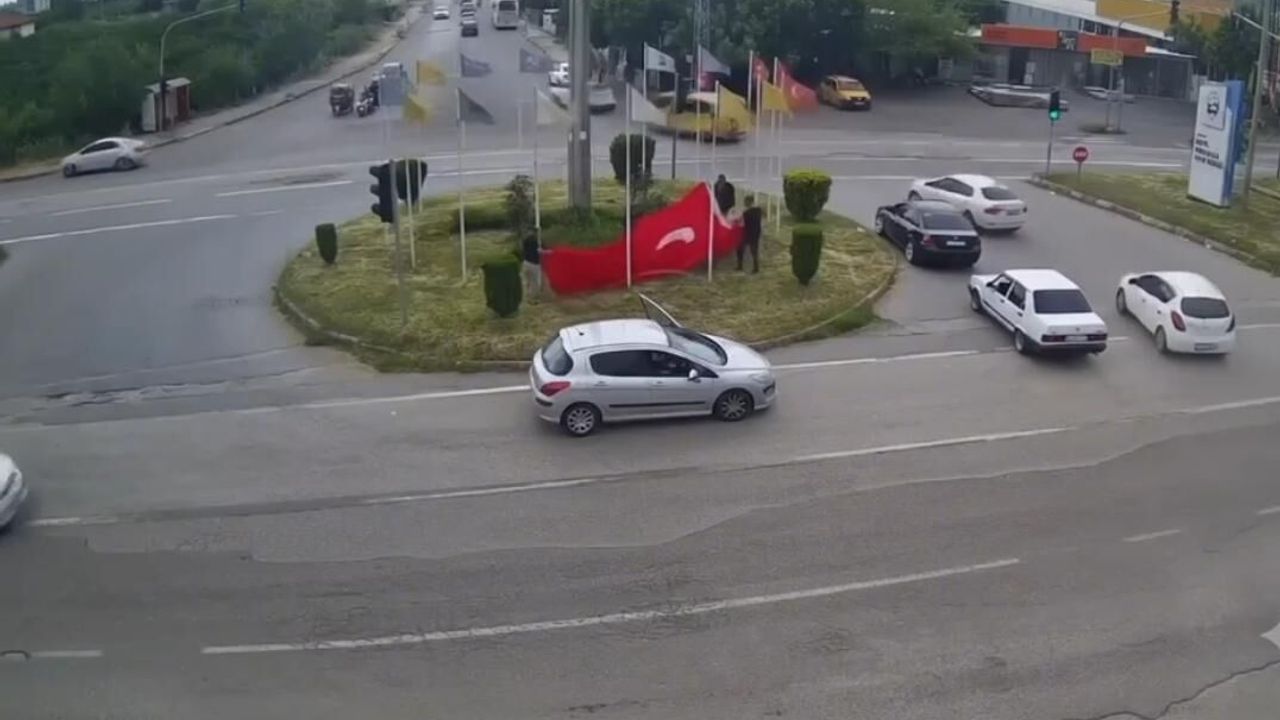 Rüzgarda ipi kopan Türk bayrağını vatandaşlar koru