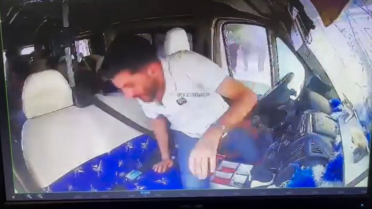 Şoförü uyuyan dolmuş, polis okulunun duvarına çarp