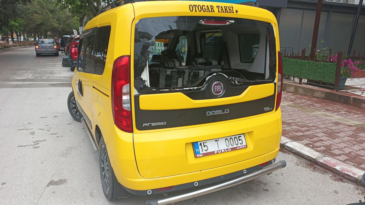 Taksiyle çarpışan motosikletteki 2 kişi yaralandı