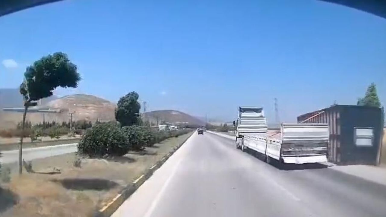 TIR'da yüklü konteyner, fırtınada düştü; o anlar kamerada