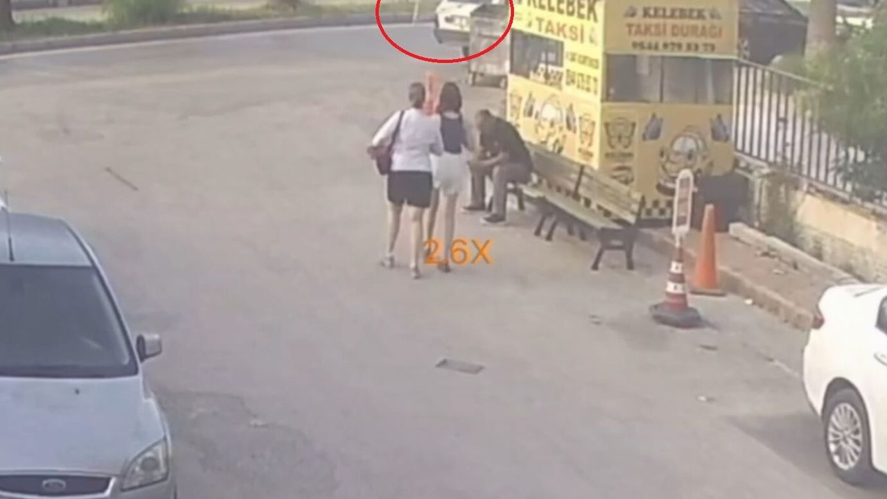 Yolda yürürken başına sineklik düşen kadın yaralandı; o anla