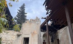 Depremde hasar gören 5 asırlık cami ibadete açılmayı bekliyor