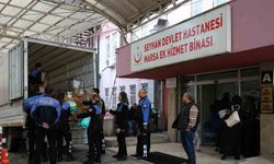 Adana’da polis, ihtiyaç sahibi ailelerine bebek bezi dağıttı