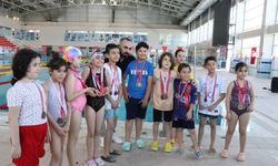 Osmaniye’de okullar arası minikler yüzme yarışması şampiyonları belli oldu
