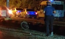 Refüje çarparak devrilen motosikletin sürücüsü öldü