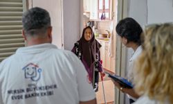 Mersin’de Yaşlılara Büyükşehir Şefkati: Arayıp “Nasılsın Ayşe Teyze?” Diye Soruyorlar