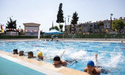 Mersin’de 7’den 70’e Herkes Eğlenerek Yüzme Öğreniyor