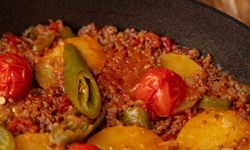 Evdeki malzemelerle doyurucu ve kolay bir yemek: Kıymalı patates sofralara kokusuyla geliyor!