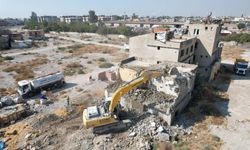 Mersin'de TOKİ Rezerv Alanı içinde kalan boş binalar yıkılıyor!