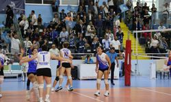 Toroslar’ın Kadın Voleybol Takımından Galibiyet Sevinci